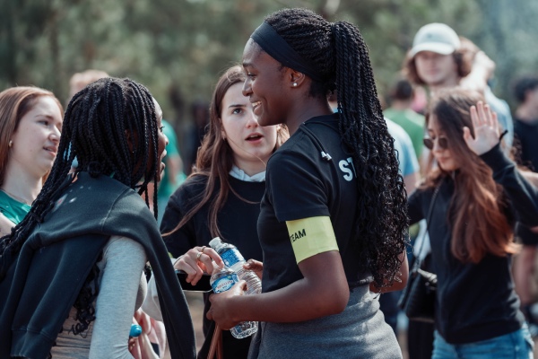 Distribution de bouteilles d'eau aux étudiants pendant le WEI 2025