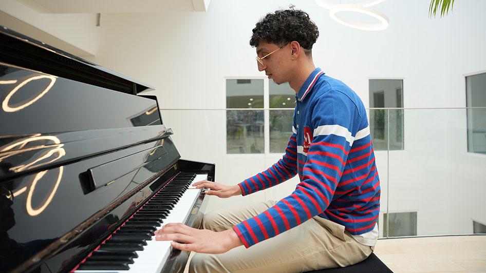 Student playing piano in Le Havre Campus